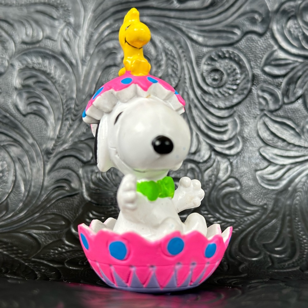 Vintage Snoopy & Woodstock Easter Egg made of resin Peanuts 2 1/2 inches